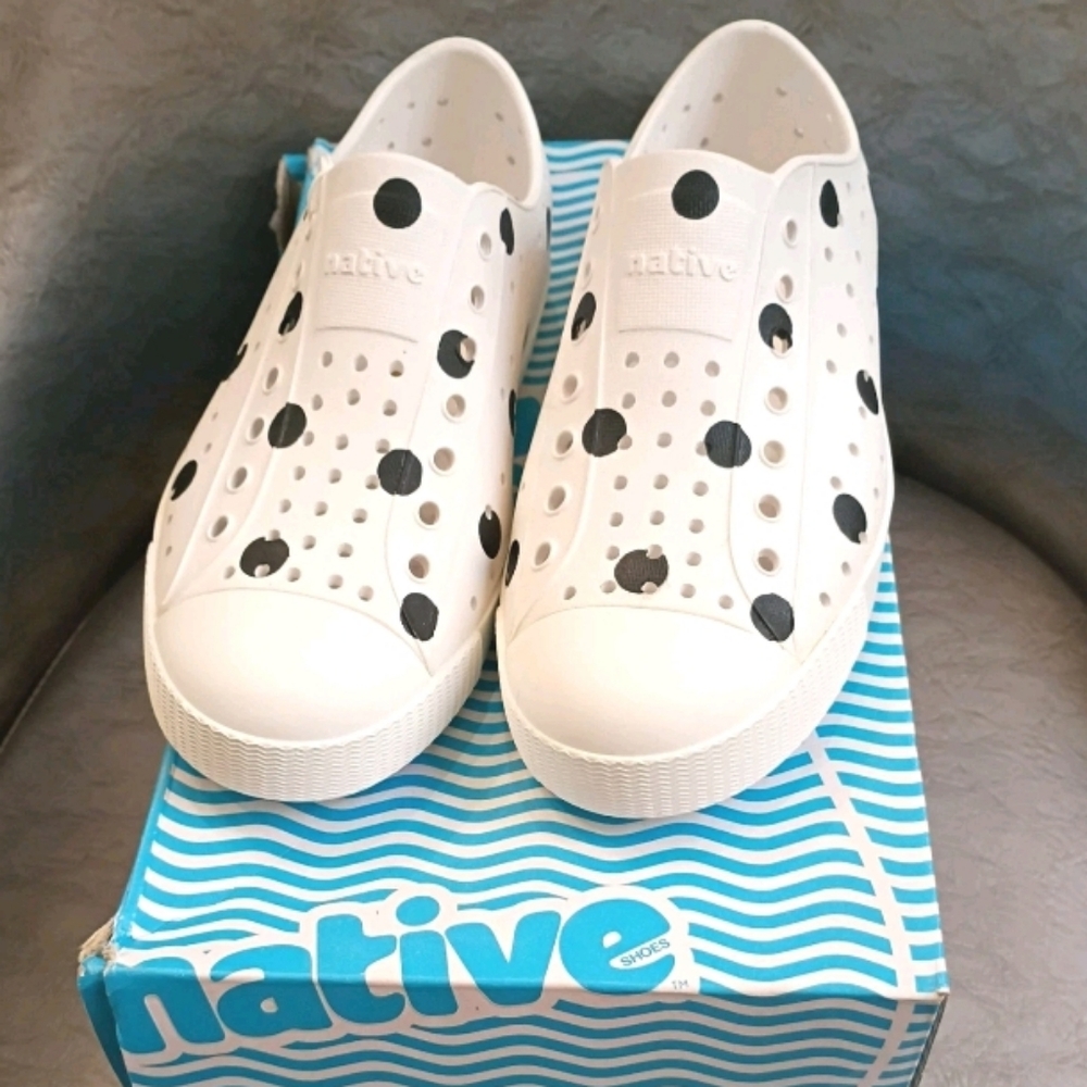 Native Kids Waterproof Slip Ons White with Black Dots Size Youth 2